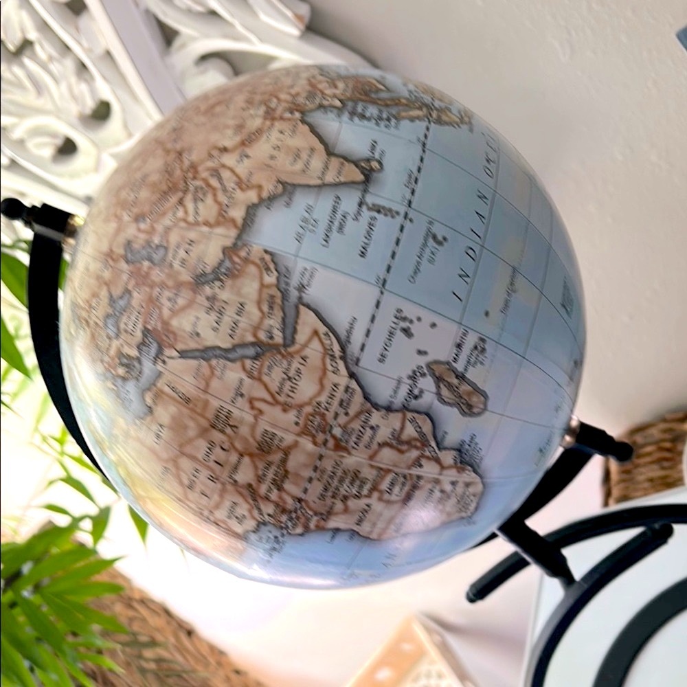 Elegant World Globe with Black Metal Standworld Globe - Picture 2 of 7